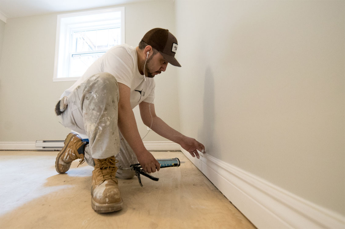 Montreal painter caulking floor trim