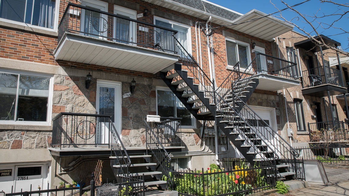 Grinding and exterior painting staircase in Villeray Montreal